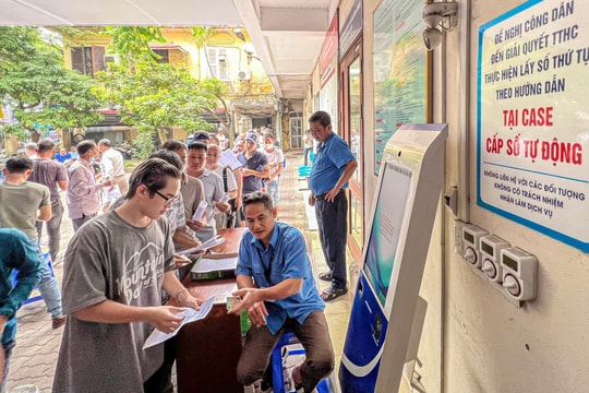 Các sở giao thông vận tải tiếp tục cấp, đổi giấy phép lái xe cho người dân