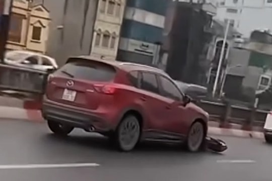 Làm rõ vụ tài xế Mazda CX5 kéo lê xe máy trên đường phố Hà Nội
