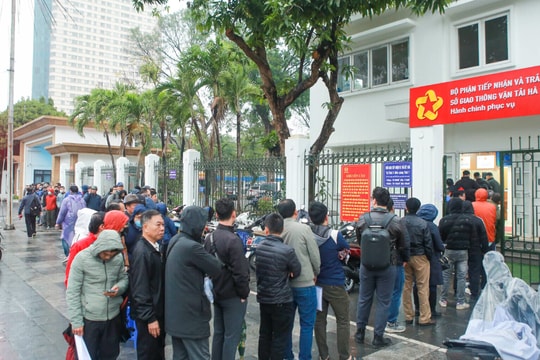 Người dân xếp hàng từ 4h sáng trong mưa rét để đổi giấy phép lái xe