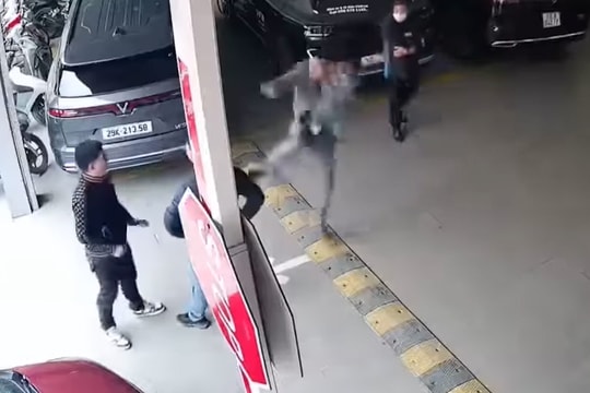 Triệu tập người đàn ông "tung cước" đạp thẳng vào đầu tài xế ở Hà Nội