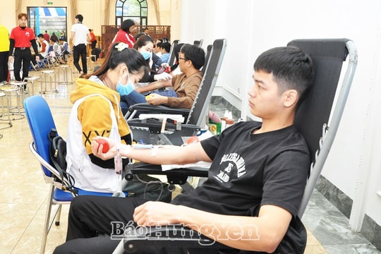 Hưng Yên: Gần 1.000 người tham gia Lễ hội xuân hồng năm 2025