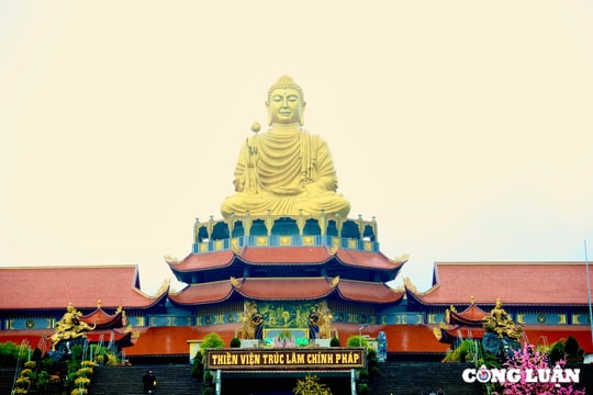 Du khách trải nghiệm không gian Thiền viện Trúc Lâm Chính Pháp