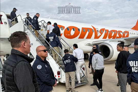 Những người nhập cư bị Mỹ trục xuất đến Panama được đưa đến rừng rậm