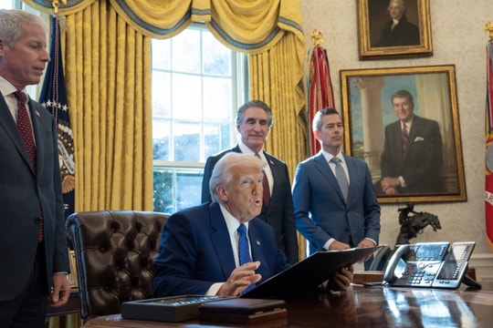 Ông Donald Trump cấm sử dụng tiền thuế để hỗ trợ người nhập cư bất hợp pháp