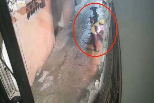 Truy tìm người mặc áo tài xế công nghệ phóng hoả đốt nhà dân lúc nửa đêm