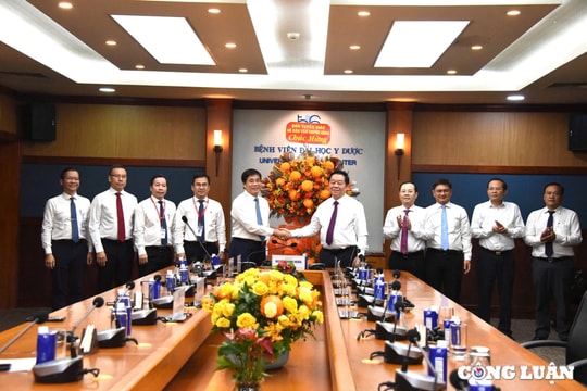 Trưởng Ban Tuyên giáo và Dân vận Trung ương thăm, chúc mừng các cơ sở y tế phía Nam