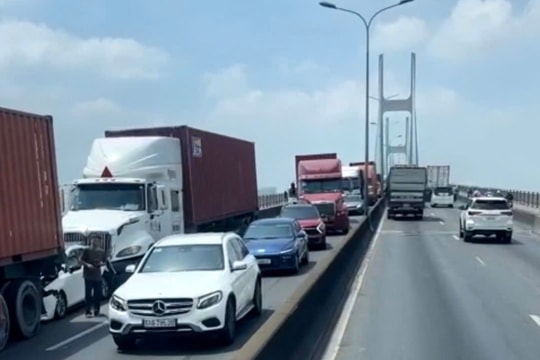 TP HCM: Tai nạn liên hoàn giữa 5 xe trên cầu Phú Mỹ