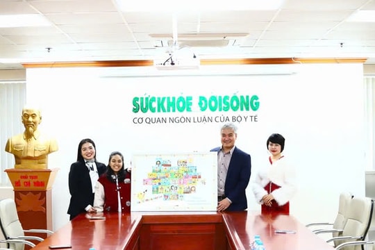 Báo Sức khỏe và Đời sống nhận món quà đặc biệt nhân ngày Thầy thuốc Việt Nam