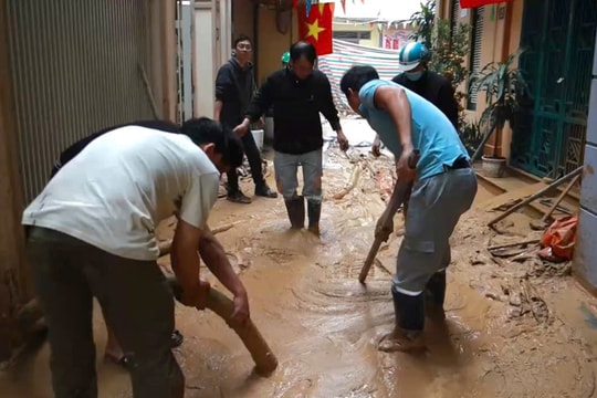 Bùn đất vẫn phun trào ở ngõ Giang Văn Minh, công tác khắc phục chưa hoàn tất