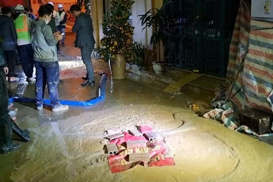 Chất phụ gia dưới hầm metro ở Hà Nội tiếp tục phun lên trong đêm