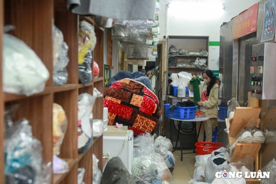 Các tiệm giặt là "đắt khách" trong thời tiết nồm ẩm ở Hà Nội