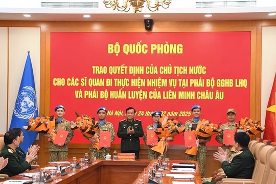 Trao quyết định của Chủ tịch nước cho các sĩ quan lên đường gìn giữ hòa bình