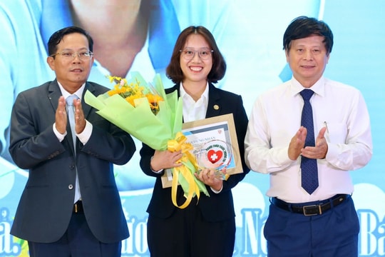 Báo Người Lao Động trao giải "Người Thầy thuốc trong tôi" lần 3