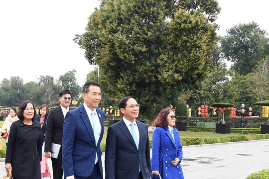 Phó Thủ tướng Bùi Thanh Sơn cùng Bộ trưởng Ngoại giao Thái Lan thăm Hoàng Thành, thưởng thức cà phê Việt