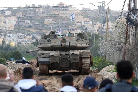 Israel điều xe tăng vào Bờ Tây lần đầu tiên sau hơn 20 năm