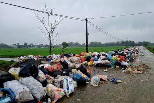 Hà Tĩnh: Đường quê ở xã Lâm Trung Thủy thành... điểm đổ rác!
