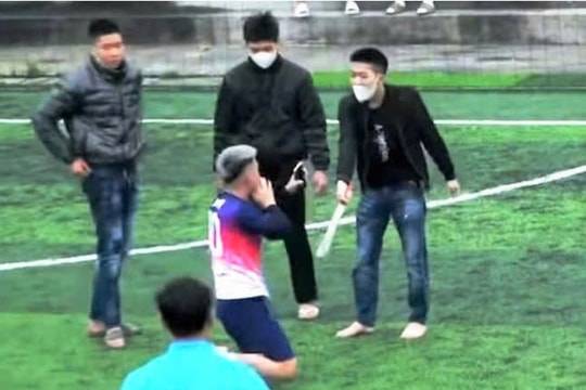Điều tra nhóm thanh niên cầm kiếm vào sân bóng đe dọa người mặc áo cầu thủ