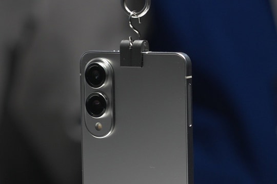 Galaxy S25 Edge lộ ảnh: Mặt lưng gốm, camera 200MP, chip Snapdragon 8 Elite