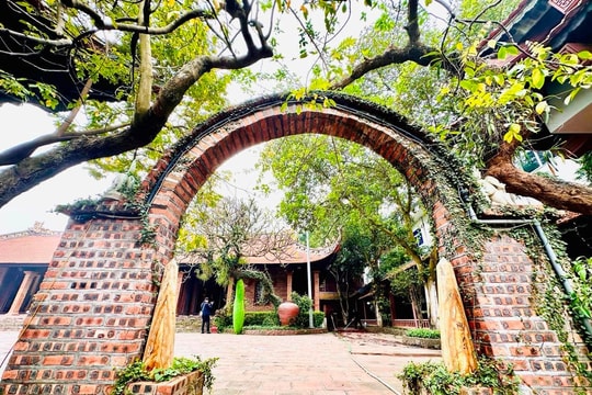 Khám phá ngôi cổ tự mang đậm dấu ấn gốm sứ Bát Tràng