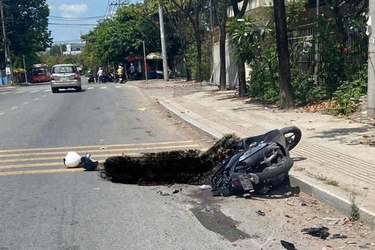 Va chạm với container, nam sinh viên ngã xuống đường tử vong