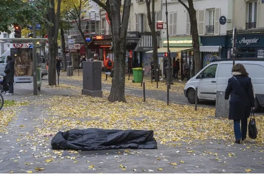 Bắt giữ thiếu nữ ném con mới sinh ra ngoài cửa sổ ở Paris