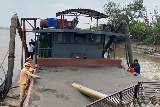 Thái Bình: Bắt quả tang tàu 'ma' hút cát trộm trên sông Trà Lý