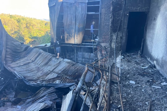 Cửa hàng xe máy ở Kon Tum bị thiêu rụi