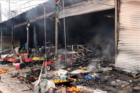 Hàng trăm cán bộ chiến sĩ kịp thời dập tắt vụ cháy chợ Trung Môn, Tuyên Quang