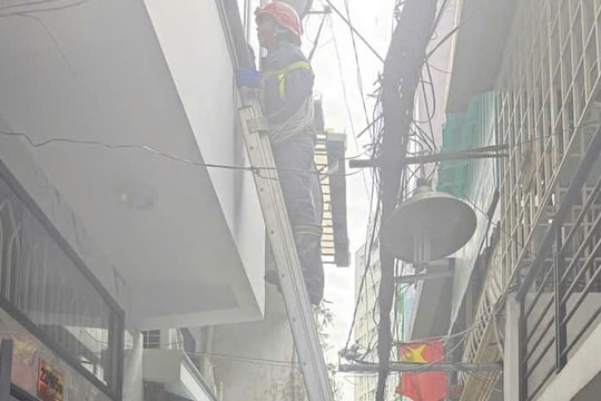 Hơn 60 phút giải cứu người phụ nữ có ý định nhảy lầu tự tử ở TP HCM