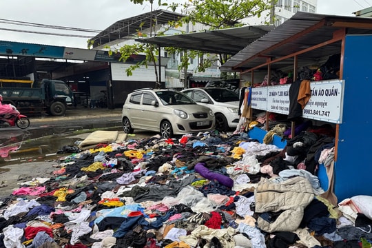 Tủ áo quần từ thiện bị xới tung, tràn lan ra vỉa hè tại Đà Nẵng