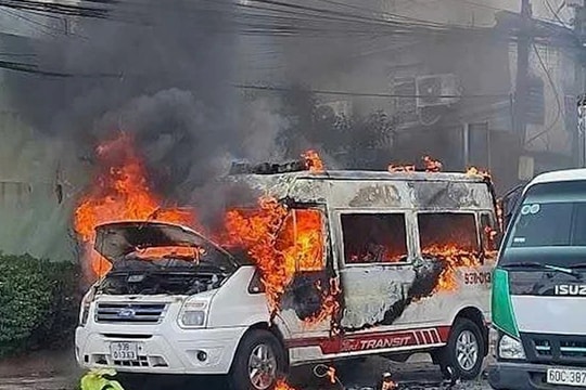 Xe cứu thương bốc cháy ngùn ngụt trên quốc lộ 13 đoạn qua Bình Dương