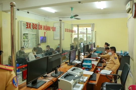 Không làm ngắt quãng, gián đoạn công tác cấp đổi giấy phép lái xe