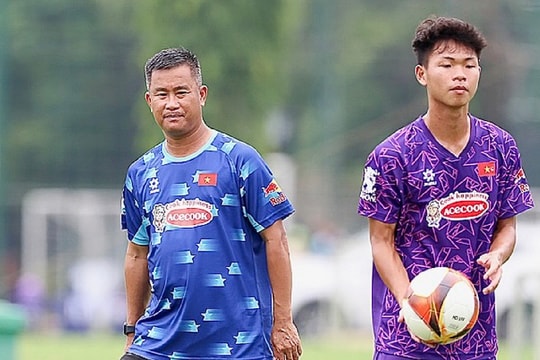 Huấn luyện viên Đinh Hồng Vinh thay Kim Sang Sik dẫn dắt U22 Việt Nam
