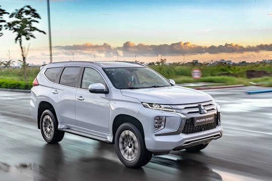 Mitsubishi Pajero Sport giảm giá 'sập sàn' tại đại lý