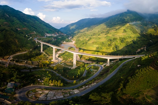 Lào Cai: Tạm dừng lưu thông cầu cạn cao nhất Việt Nam để kiểm tra kỹ thuật