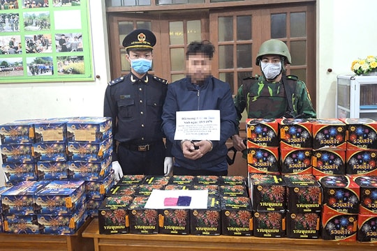Bắt đối tượng mang ma túy và pháo nổ qua biên giới