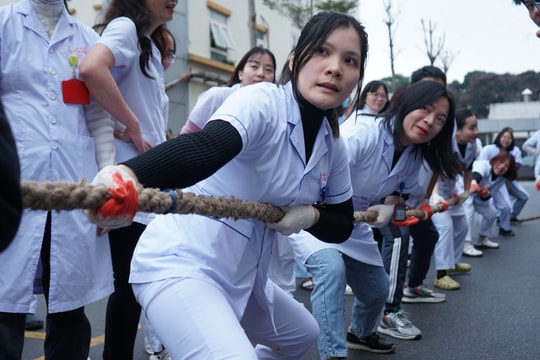 Các bác sĩ thi kéo co mừng kỷ niệm 70 năm ngày thầy thuốc Việt Nam