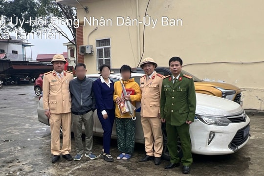 Cảnh sát giao thông đưa cháu bé khoảng 14 tuổi đi lạc trên cao tốc về nhà