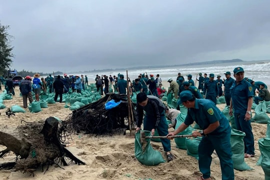 Huy động hàng trăm người gia cố sạt lở tại bờ biển Quảng Ngãi