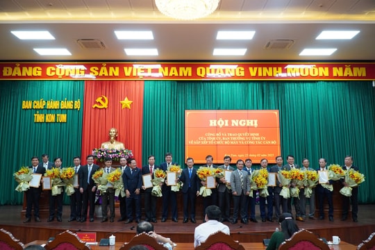 Trao quyết định nghỉ hưu cho 17 cán bộ thuộc diện Ban Thường vụ Tỉnh  ủy Kon Tum