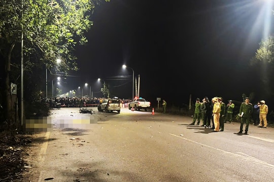 Hà Nội: Xe máy va chạm với ô tô khiến 3 người tử vong