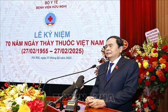Phát triển kỹ thuật hiện đại, nâng cao chất lượng khám, điều trị bệnh, chăm sóc sức khỏe nhân dân