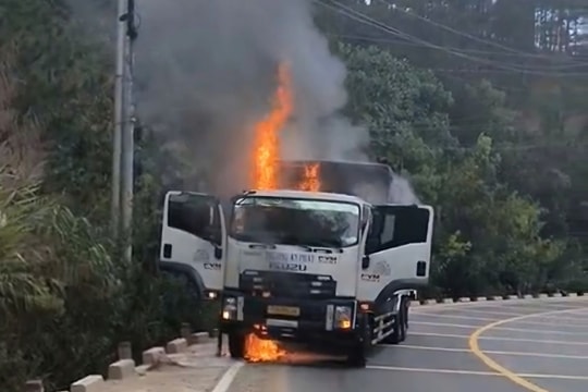 Cháy xe tải chở bia trên đèo Mimosa (Lâm Đồng)