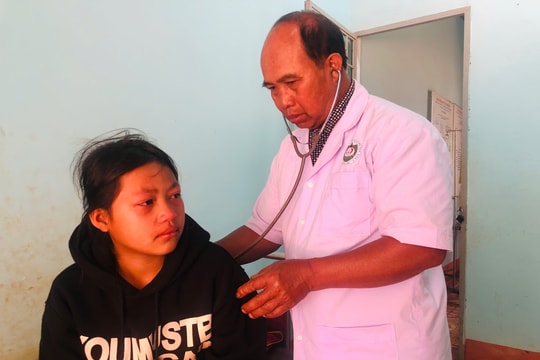Gia Lai: Bác sĩ của buôn làng, chống hủ tục, cứu sống nhiều đứa trẻ rồi nhận nuôi
