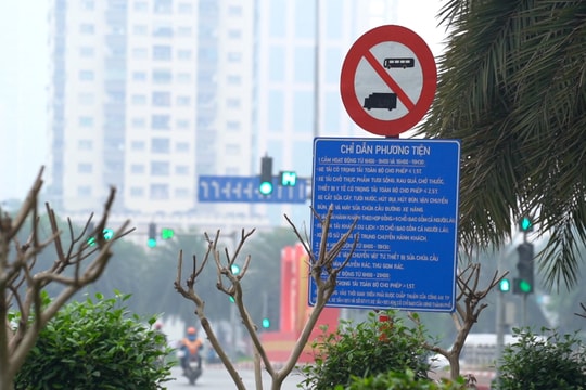 Hà Nội: Biển báo chỉ dẫn “đánh đố” người tham gia giao thông