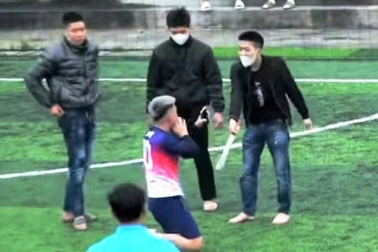 Khởi tố nhóm đối tượng cầm dao, bắt nam thanh niên quỳ gối ở sân bóng