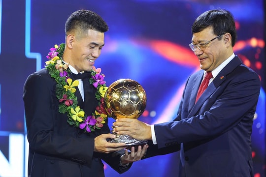 Nhận danh hiệu Quả bóng vàng, Tiến Linh dành toàn bô tiền thưởng làm từ thiện