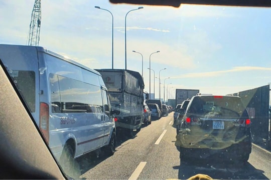 Tai nạn liên hoàn giữa 4 ô tô trên cao tốc TPHCM - Long Thành