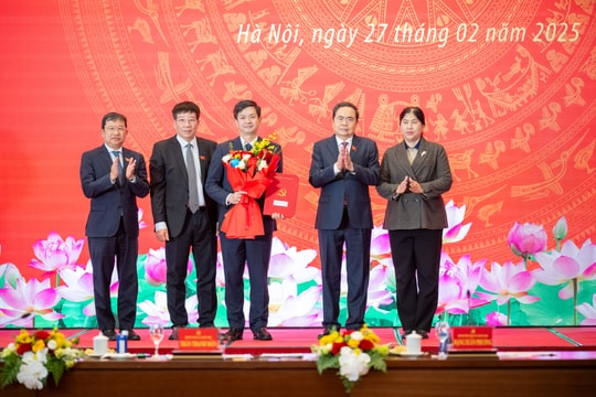 Trao quyết định thành lập 11 đảng bộ thuộc Đảng ủy Quốc hội