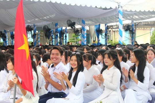 Bộ Chính trị quyết định miễn toàn bộ học phí cho học sinh công lập trên cả nước